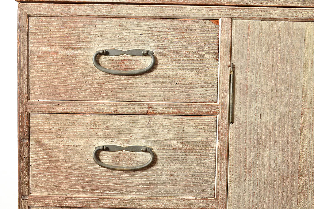 和製アンティーク　上品な金具の意匠が目を引く前面桐材製の箪笥ローボード(テレビ台、戸棚)(R-047359)