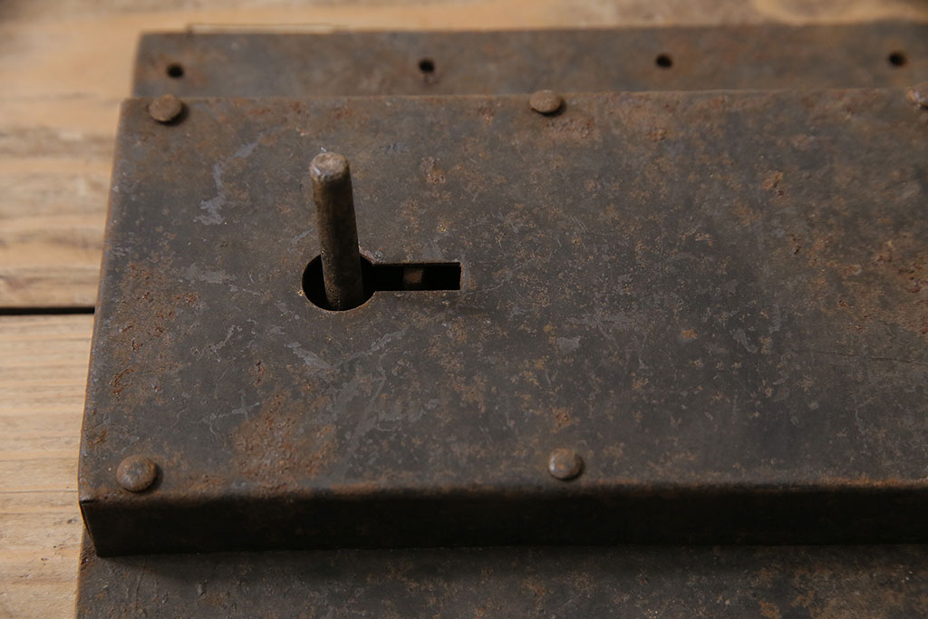 和製アンティーク　シンプルなつくりが魅力的な蔵戸の錠前金具(ディスプレイ雑貨、蔵戸パーツ)(R-047479)