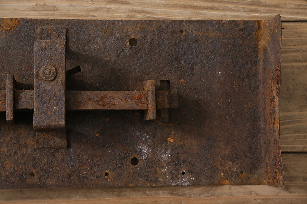 アンティーク雑貨　使い込まれた風合いがかっこいい蔵戸の錠前金具(ディスプレイ雑貨、蔵戸パーツ)(R-047481)