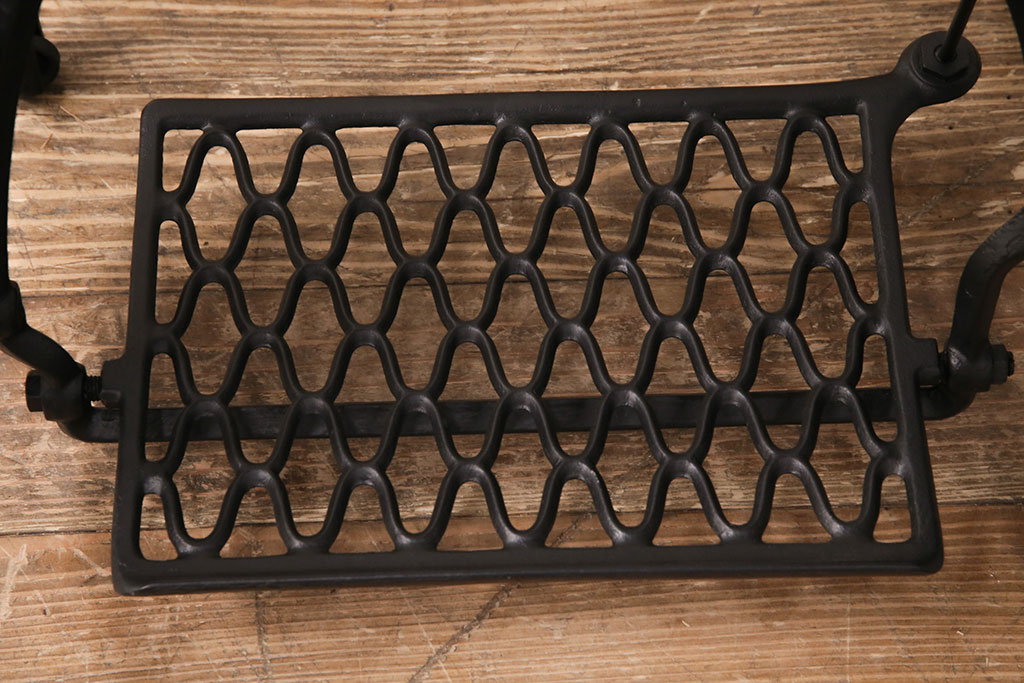 【セミオーダー家具実例】イギリスアンティークのシンガーミシンの鉄脚に天板を取り付け、ミシンテーブルにリメイクしました。天板は濃い茶色に、鉄脚は黒色の色味に仕上げ、よりアンティーク感が高まりました。高品質リペアもばっちり!!(ミシン台、カフェテーブル)