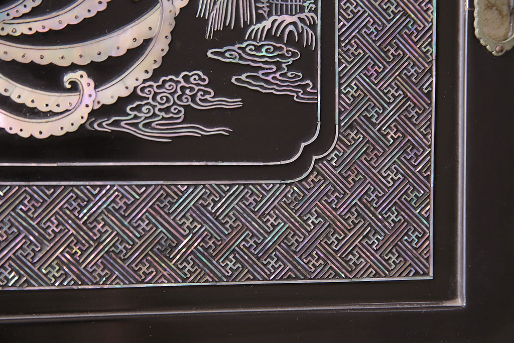 中古　高級品!螺鈿細工の華やかな意匠が存在感を放つ、韓国製飾り棚(収納棚)(定価約110万円)(R-047879)