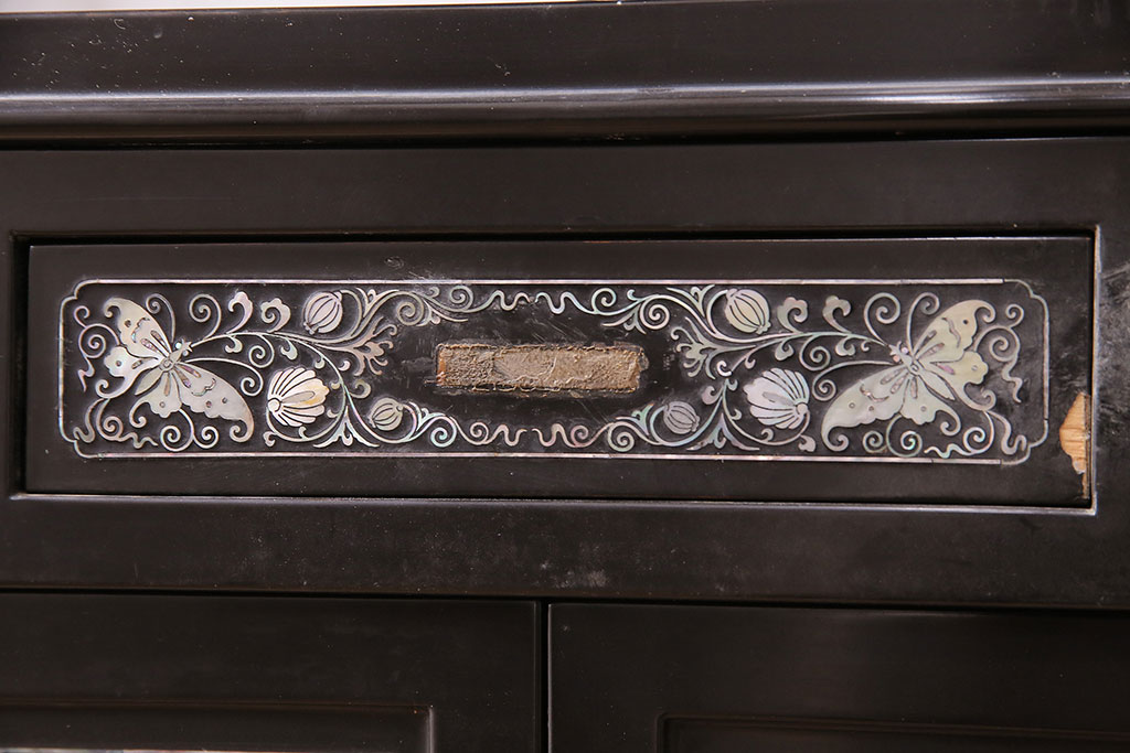 中古　高級品!螺鈿細工の華やかな意匠が存在感を放つ、韓国製飾り棚(収納棚)(定価約110万円)(R-047879)