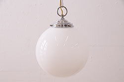 アンティーク照明　大振りサイズ　昭和レトロなデザインが魅力的な乳白色のガラスシェード照明(吊り下げ照明、天井照明、ペンダントライト)(R-053863)