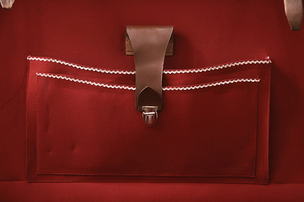 イギリスビンテージ　上手物!!　外国映画のワンシーンに出てきそうな目を引く本革トランク(鞄、カバン、収納、ディスプレイ)(R-048332)