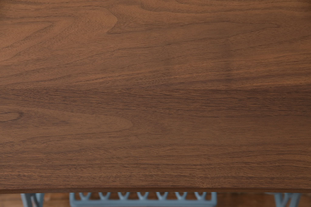 【セミオーダー家具実例】イギリスアンティークのミシンの鉄脚にウォールナット材の天板を取り付け、ミシンテーブルに仕上げました。天板、脚の色味は当店商品を参考に着色。くすんだライトブルーが目を引くひと品に。(カフェテーブル、コーヒーテーブル、コンソールテーブル、サイドテーブル)