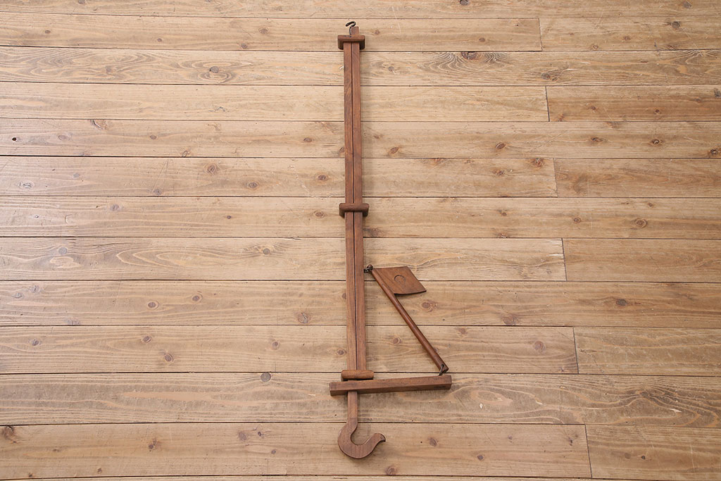 昭和初期　古き良き時代の雰囲気を味わえる総ケヤキ材製の自在鉤(じざいかぎ)(R-048497)