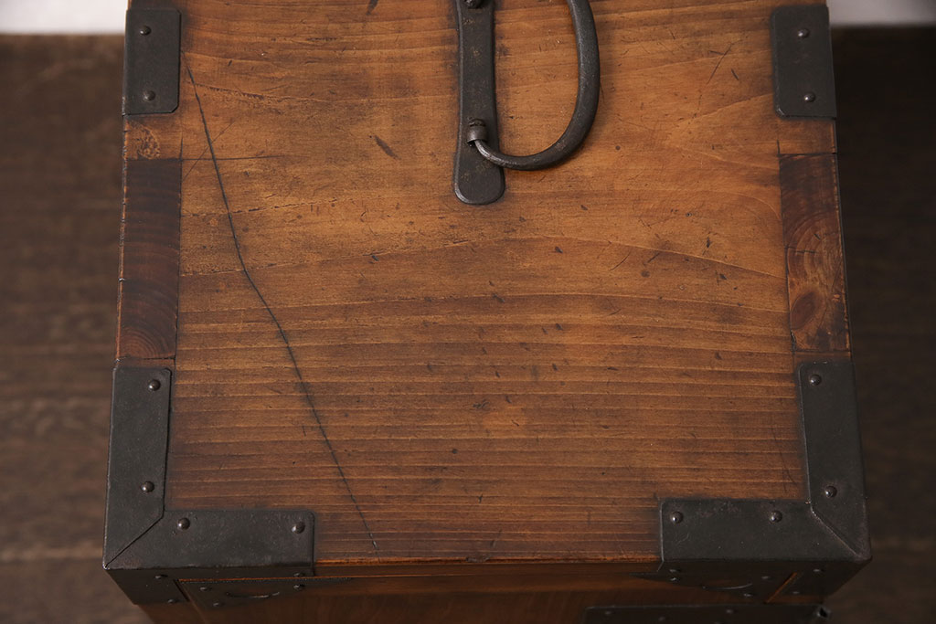 和製アンティーク　檜材　黒々とした飾り金具が存在感のある書類庫(小引き出し、小物収納、金庫)(R-048501)