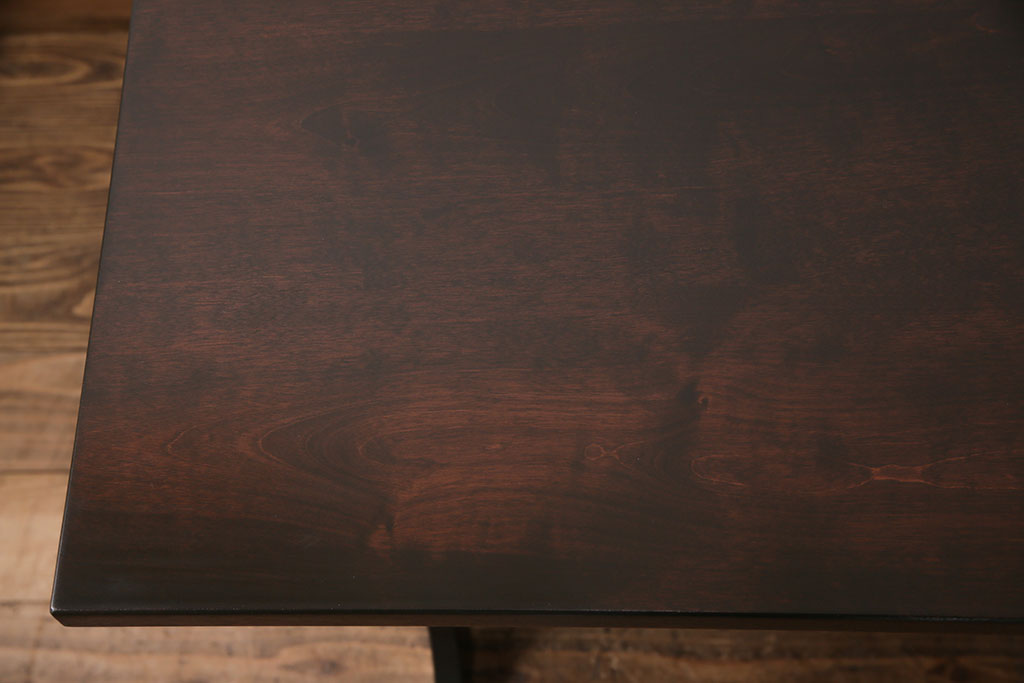 【オーダー家具実例】お客様に描いていただいた葡萄柄を参考にした透かし入りテーブルをご希望サイズで新規製作。松本民芸家具の色味を基調とした、深い濃い茶色の着色で上品な雰囲気に仕上げました。(カフェテーブル、コーヒーテーブル、コンソールテーブル)