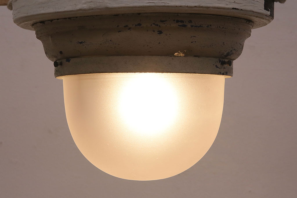 アンティーク照明　オパールガラスがあたたかみのあるムードを演出する天井照明(シーリングライト)(R-048581)