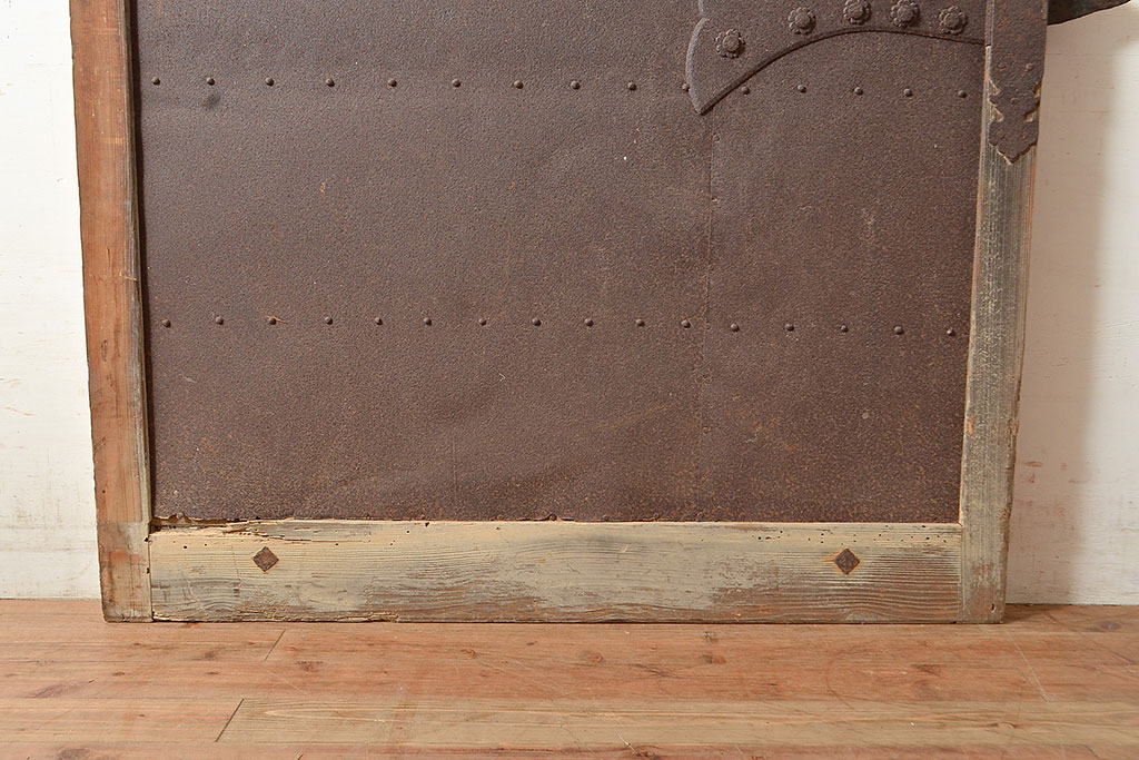 アンティーク建具　鉄板付き　堅牢な雰囲気が存在感を放つ、ヒノキ材を使用した鉄扉(蔵戸、玄関戸、引き戸)(R-048596)