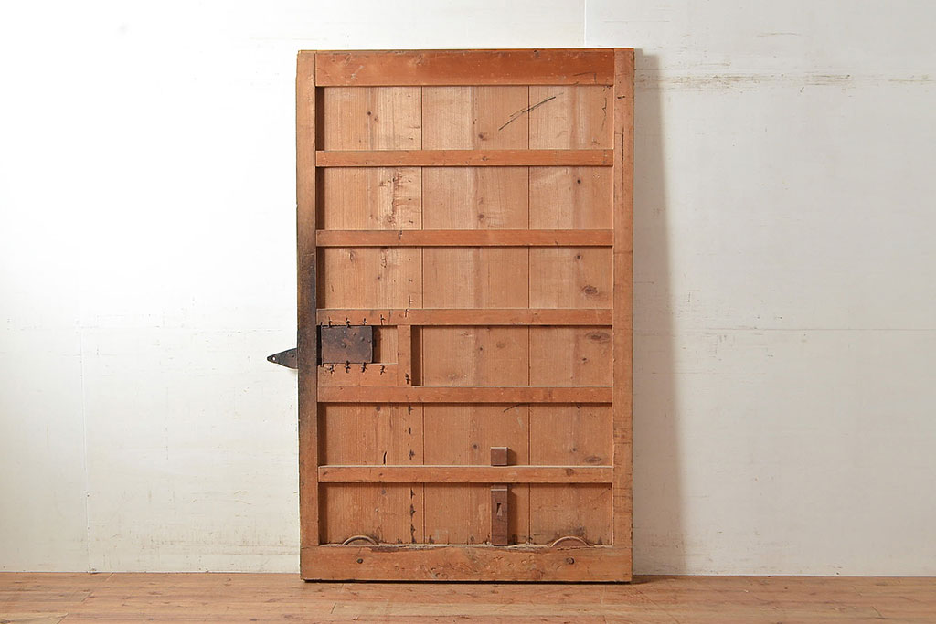アンティーク建具　鉄板付き　堅牢な雰囲気が存在感を放つ、ヒノキ材を使用した鉄扉(蔵戸、玄関戸、引き戸)(R-048596)