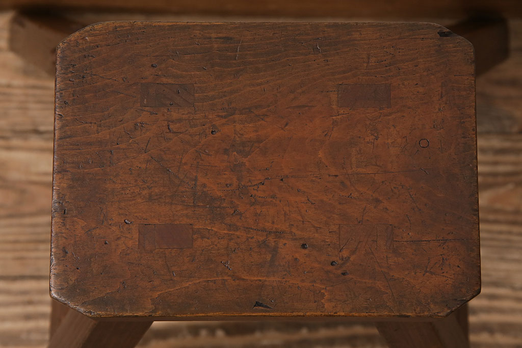 和製アンティーク　使い込まれた木肌が味わい深い、レトロな踏み台(スツール、花台)(R-048635)