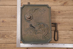 アンティーク雑貨　鶴と亀　銅ならではの風合いが魅力的な蔵戸の錠前金具(ディスプレイ雑貨、蔵戸パーツ)(R-048759)
