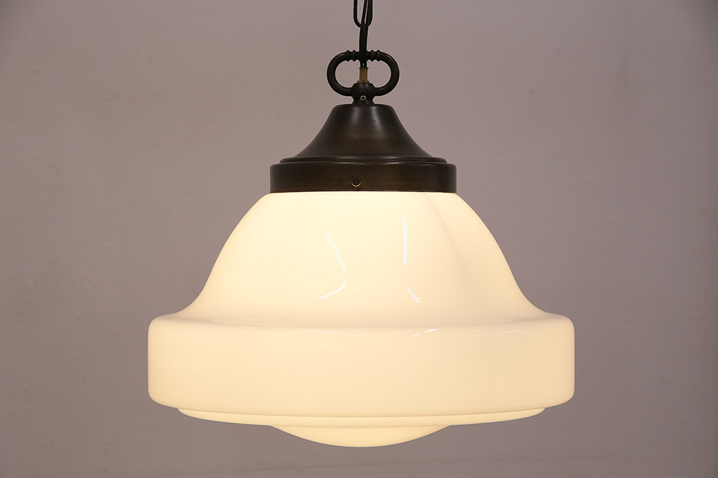 アンティーク照明　乳白色のシェードが柔らかい光を放つ大振りの天井照明(ペンダントライト、吊り下げ照明)(R-048969)