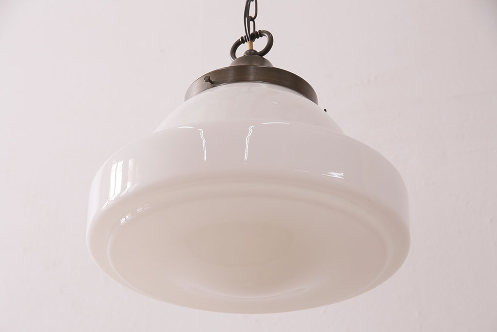 アンティーク照明　乳白色のシェードが柔らかい光を放つ大振りの天井照明(ペンダントライト、吊り下げ照明)(R-048969)