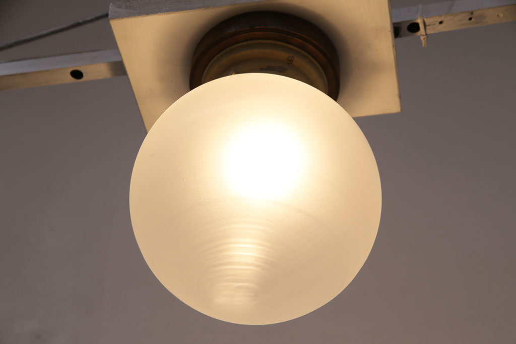 アンティーク照明　温かみのある雰囲気作りにぴったりな丸いフォルムの天井照明(シーリングライト)(R-049127)
