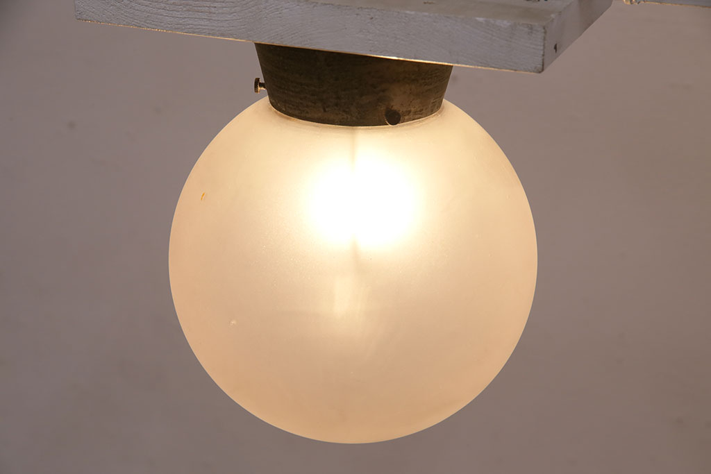 アンティーク照明　オパールガラス　シャビーな風合いのブラケットがお洒落な雰囲気を高める天井照明(シーリングライト)(R-049132)
