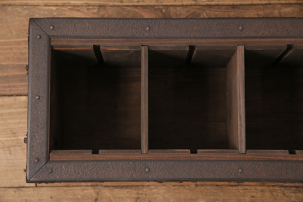 アンティーク雑貨　リメイク　錆びた風合いの金具がかっこ良い松材製の千両箱(収納箱、木箱)(R-049177)