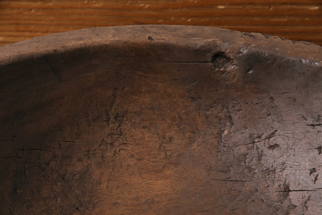 アンティーク雑貨　古民具・骨董　使い込まれた木の風合いが趣溢れる明治大正期のこね鉢(木鉢)(R-049501)