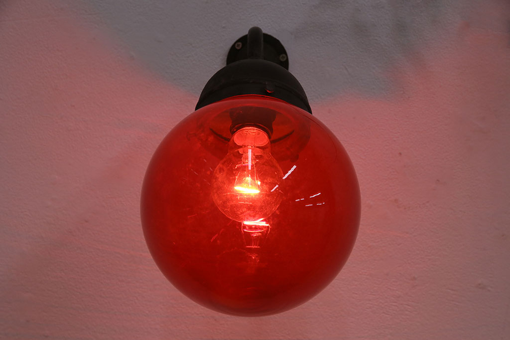 アンティーク照明　インパクトのあるインテリアに!真っ赤なガラスが印象的なウォールランプ(壁掛け照明)(R-049582)