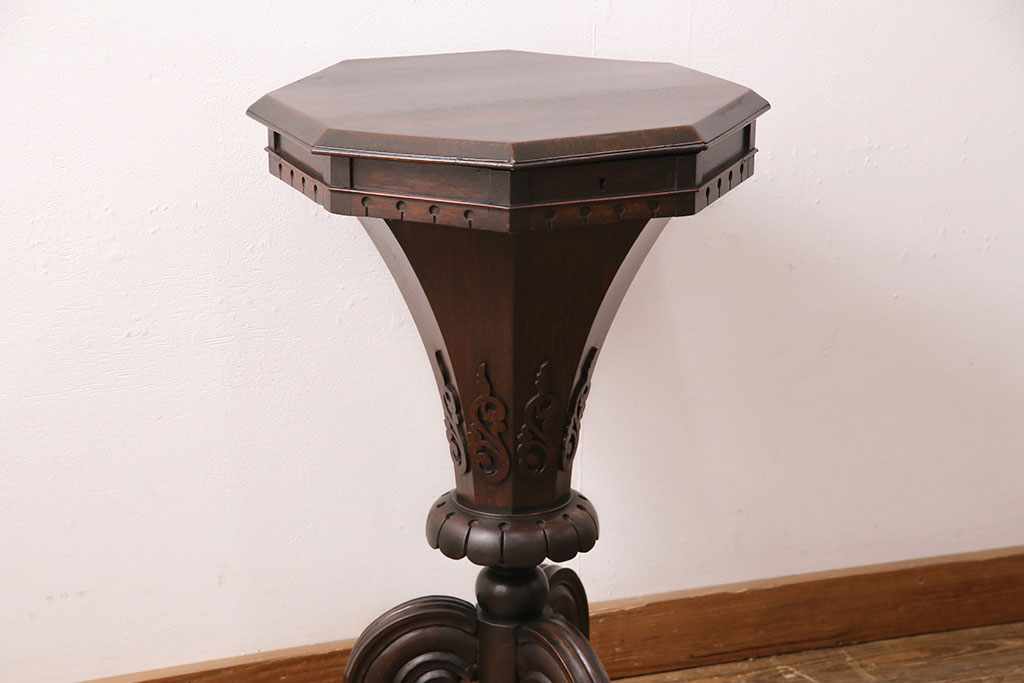 アンティーク家具　イギリスアンティーク　ウォールナット材　小物収納にもなるクラシカルな佇まいが魅力のゲームテーブル(サイドテーブル、花台)(R-049750)