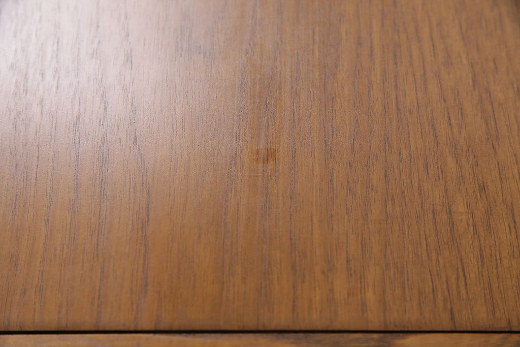 アメリカビンテージ　あたたかみを感じる風合いが魅力のニレ材製センターテーブル(カフェテーブル、コーヒーテーブル、サイドテーブル、ヴィンテージ)(R-049803)