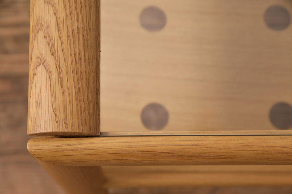 中古　美品　カリモク家具(Karimoku)　明るい色味が優しい雰囲気を漂わせるナラ材製サイドテーブル(センターテーブル、カフェテーブル)(R-049849)