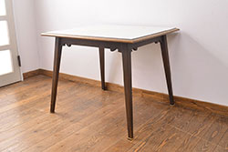 【T様ご成約済】ペイント家具　シャビーな質感がおしゃれな小振りのテーブル(サイドテーブル、作業台、カフェテーブル)