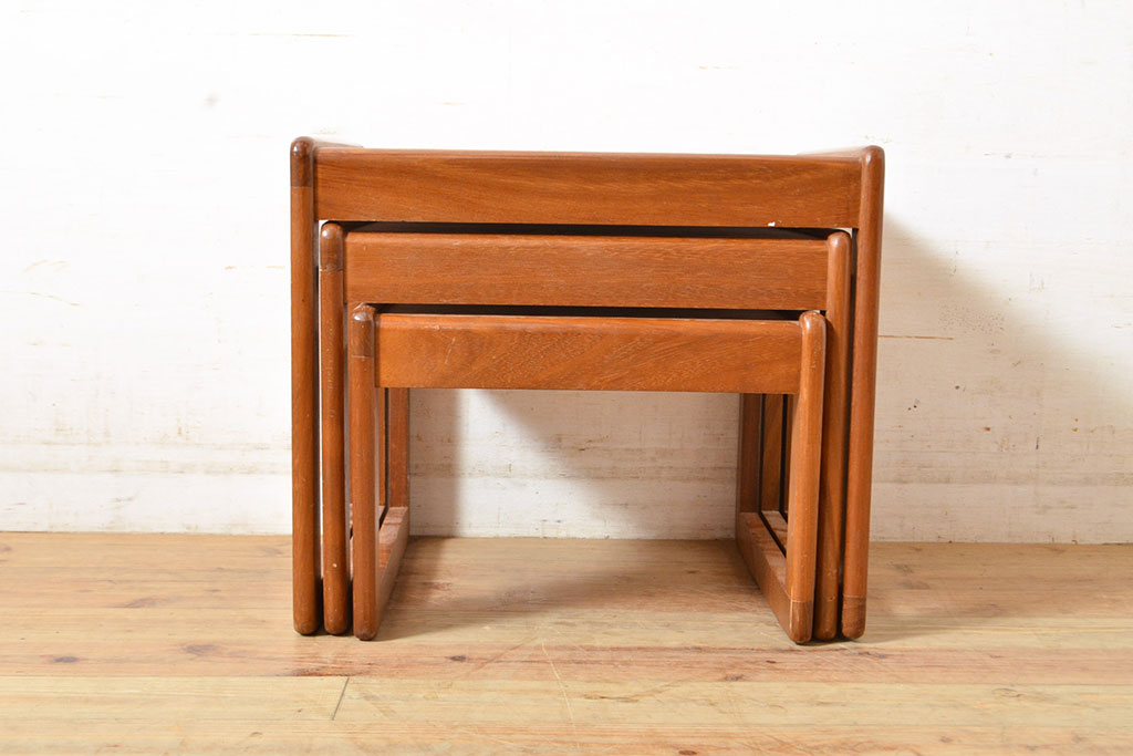 イギリスヴィンテージ　チーク材　温かみのある木味のネストテーブル(サイドテーブル、ビンテージ)(R-050143)