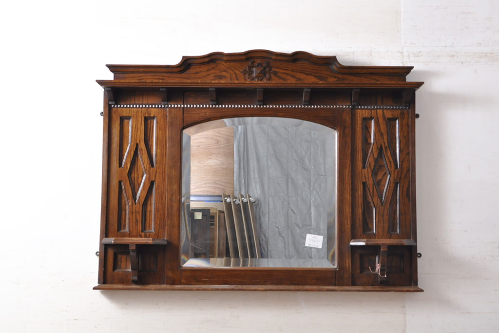 イギリスアンティーク雑貨　オーク材　クラシカルな雰囲気たっぷりな存在感のあるウォールミラー(壁掛けミラー、鏡、シェルフ)(R-050221)