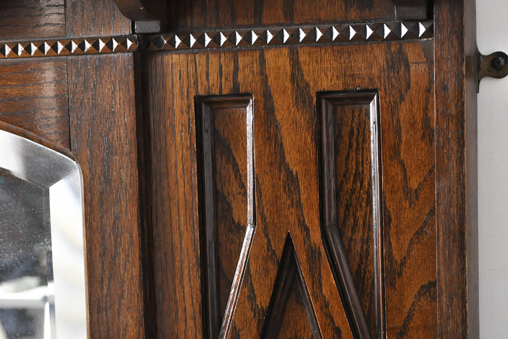 イギリスアンティーク雑貨　オーク材　クラシカルな雰囲気たっぷりな存在感のあるウォールミラー(壁掛けミラー、鏡、シェルフ)(R-050221)
