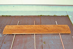 DIYTなどにおすすめ!　松材　味のある風合いが魅力的な古材(テーブル、展示台、陳列台、作業台、天板、材料、資材)(R-068369)