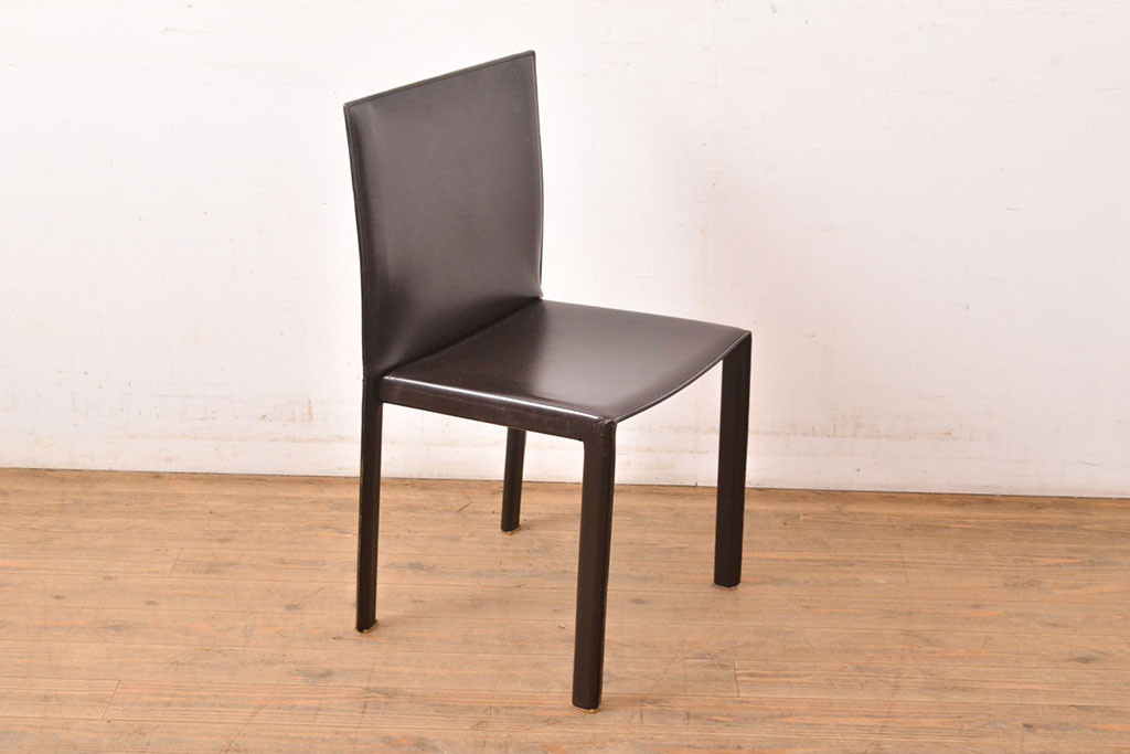 中古　イタリア　Enrico Pellizzoni(エンリコペリッツォーニ)　モダンでスタイリッシュな空間づくりにおすすめのブラックカラーの本革チェア(椅子)(R-050329)