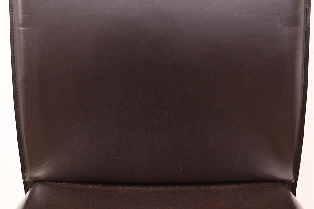 中古　イタリア　Enrico Pellizzoni(エンリコペリッツォーニ)　モダンでスタイリッシュな空間づくりにおすすめのブラックカラーの本革チェア(椅子)(R-050329)