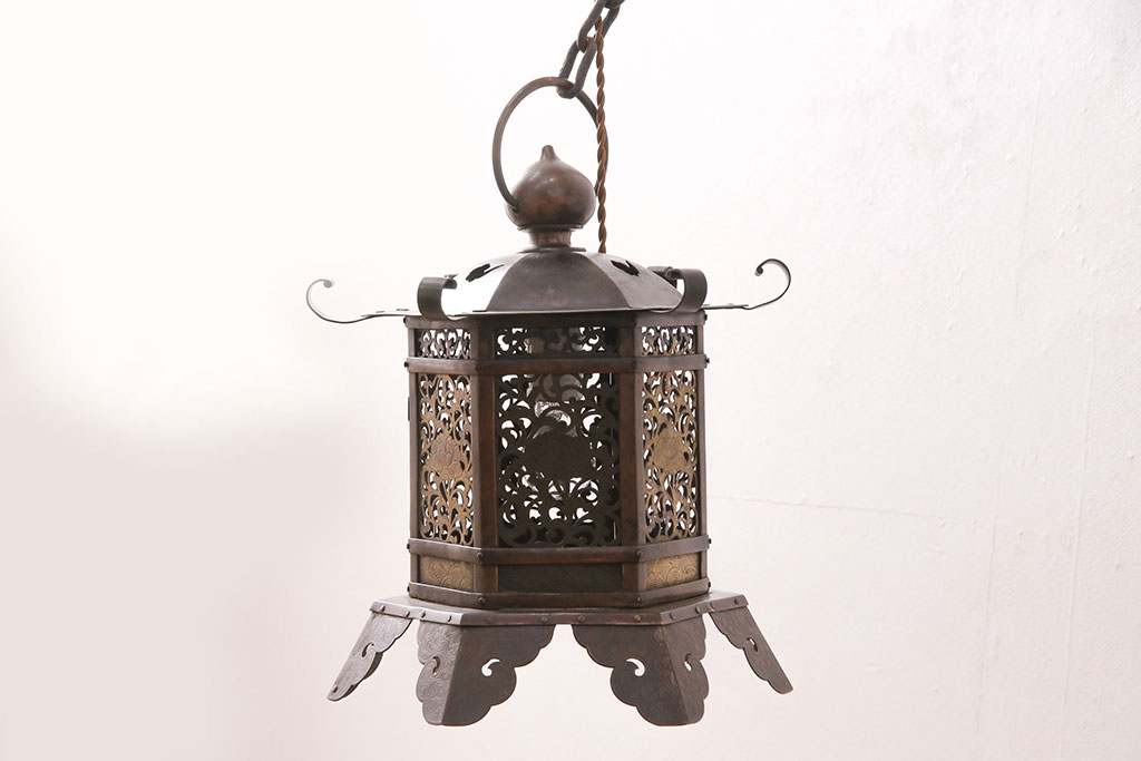 アンティーク照明 高級品 繊細な透かしが目を引く銅製の吊り灯篭(吊り