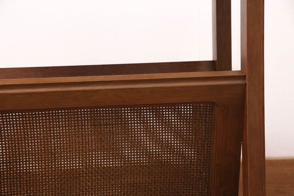 ビンテージ家具　オールドマルニ　maruni(マルニ木工)　地中海シリーズ　涼しげな印象が魅力のマガジンラック付きサイドテーブル(マガジン卓、本立て、ヴィンテージ)(R-051266)