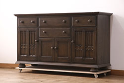 イギリスヴィンテージ　ビンテージ家具　ERCOL(アーコール)　クラシカルな佇まいが魅力的な希少モデルのサイドボード(収納棚、戸棚、キャビネット)(R-051407)