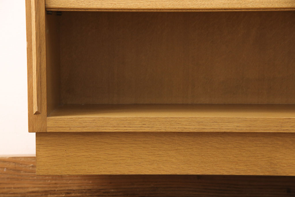 和製ヴィンテージ　神戸洋家具　ナラ材　CDや本の整理に活躍する横長の飾り棚(ローボード、本棚、CDラック、ビンテージ)(R-051646)