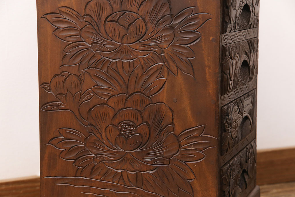 中古　美品　伝統工芸　日光彫り　華やかな花の意匠が目を惹く小引き出し(小物収納、卓上収納)(R-051765)
