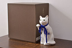 ノリタケ　Noritake　招き猫(中)　青小花　置物(ホームアクセサリー、ディスプレイ、置き物)(R-051981)
