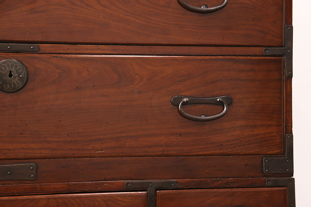 和製アンティーク　前面ケヤキ材　上品な金具が特徴的な2段重ね仙台箪笥・上段(和タンス、引き出し、ローボード、チェスト)(R-052548)