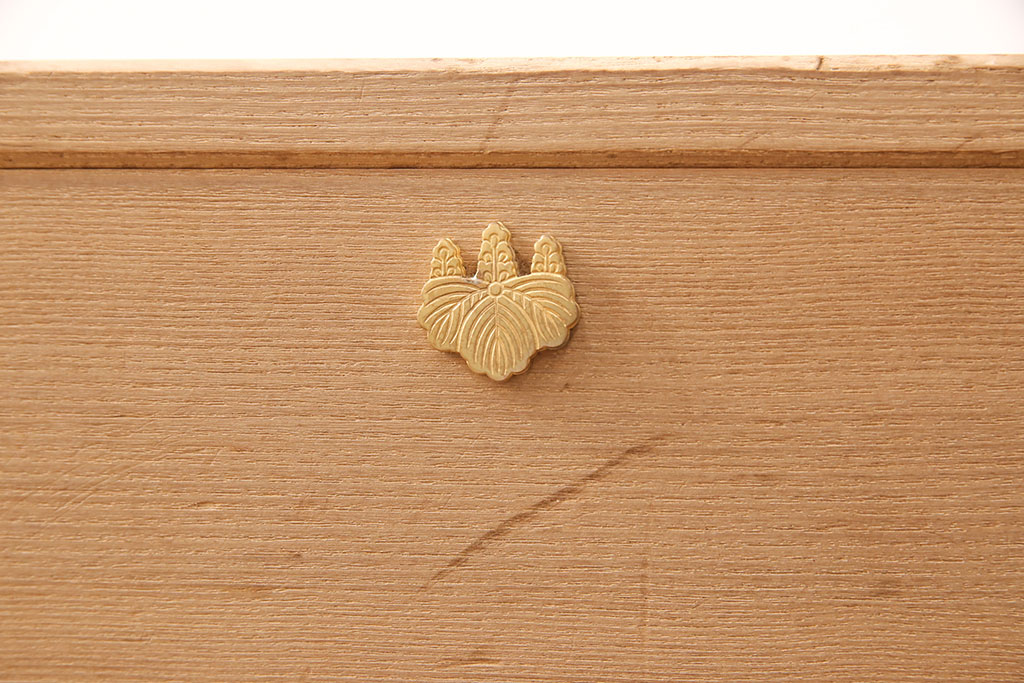 中古　大阪泉州　天板リメイク　明るい木色とゴールドの金具が上品な雰囲気を醸し出す総桐箪笥・下段(桐たんす、総桐たんす、桐タンス、リビングボード、引き出し、チェスト)(R-052693)