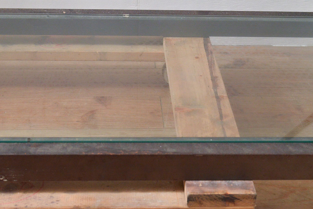 中古　ガラス棚とアイアンの組み合わせがクールでかっこいいアイアンラック(飾り棚、シェルフ、オープンラック、収納棚)(R-053052)
