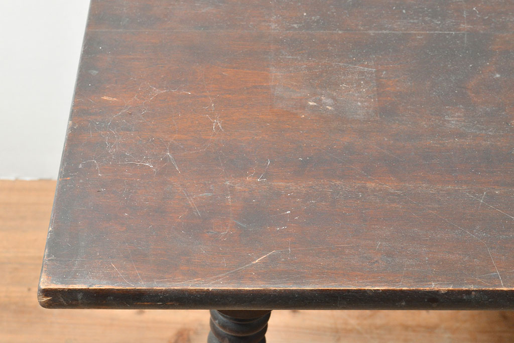 ビンテージ家具　松本民芸家具　洗練された佇まいが上品な棚付きダイニングテーブル(食卓、2人掛け、4人掛け、ヴィンテージ)(R-053213)