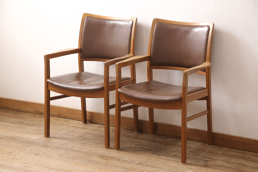 ジャパンビンテージ　チーク材　合皮　温かい雰囲気と高級感を兼ね備えたアームチェア2脚セット(イス、椅子、ヴィンテージ)(R-053309)
