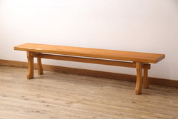 中古　ヒノキ材一枚板　明るい木色があたたかみを感じる横長ベンチ(長椅子、木製ベンチ)(R-053384)