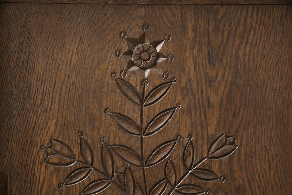 和製ビンテージ　神戸洋家具　ナラ材　草花の彫刻や透かし彫りが可憐さを演出するウォールラック(壁掛け収納棚、戸棚、ヴィンテージ)(R-053487)